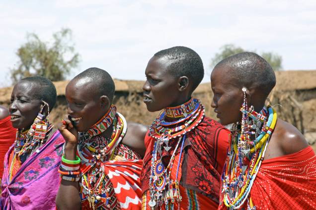 <strong>Quênia: kanga</strong> É difícil identificar uma vestimenta típica no Quênia, por causa das suas mais de 40 etnias diferentes. Contudo, a kanga é um tecido muito comum e que é amarrado pelo corpo tanto de mulheres, como de homens. Costuma ser estampado com dizeres em suaíli ou formas geométricas, mas sempre com cores fortes. As mulheres masai, além de vestirem essa roupa, ainda utilizam grandes e coloridos colares de conta
