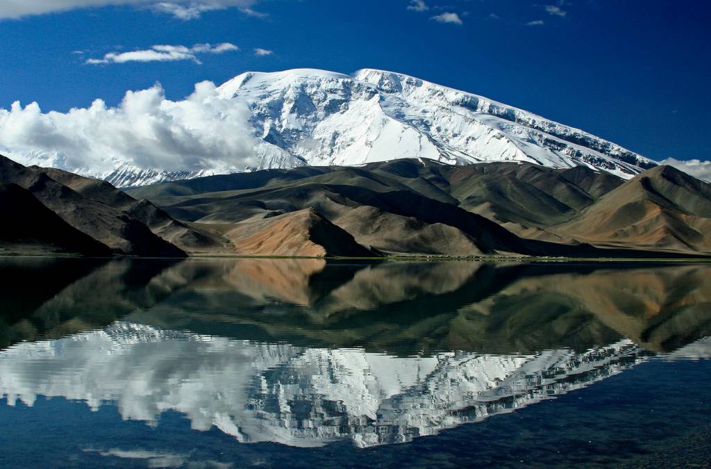 Lago Karakul e monte nevado, na China