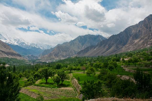 <strong>Karimabad, Paquistão</strong> O vale do Hunza é um dos lugares mais cênicos nas montanhas ao norte de Islamabad. <a href="https://www.booking.com/searchresults.pt-br.html?aid=332455&lang=pt-br&sid=eedbe6de09e709d664615ac6f1b39a5d&sb=1&src=index&src_elem=sb&error_url=https%3A%2F%2Fwww.booking.com%2Findex.pt-br.html%3Faid%3D332455%3Bsid%3Deedbe6de09e709d664615ac6f1b39a5d%3Bsb_price_type%3Dtotal%26%3B&ss=Paquist%C3%A3o&ssne=Ilhabela&ssne_untouched=Ilhabela&checkin_monthday=&checkin_month=&checkin_year=&checkout_monthday=&checkout_month=&checkout_year=&no_rooms=1&group_adults=2&group_children=0&from_sf=1&ss_raw=Paquist%C3%A3o&ac_position=0&ac_langcode=xb&dest_id=161&dest_type=country&search_pageview_id=d53b747d6e1b0250&search_selected=true&search_pageview_id=d53b747d6e1b0250&ac_suggestion_list_length=1&ac_suggestion_theme_list_length=0" target="_blank" rel="noopener"><em>Busque hospedagens no </em><em>Paquistão no Booking.com</em></a>