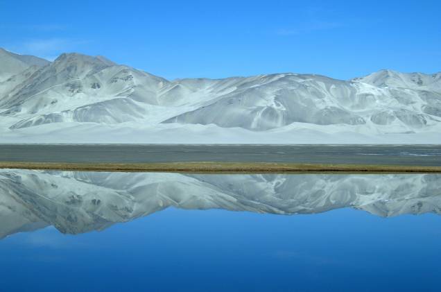 <strong>Karakoram Highway, Xiangjiang, China</strong> Uma das mais belas rodovias do planeta, a Karakoram Highway passa pelos territórios de Paquistão e China. <a href="https://www.booking.com/searchresults.pt-br.html?aid=332455&lang=pt-br&sid=eedbe6de09e709d664615ac6f1b39a5d&sb=1&src=index&src_elem=sb&error_url=https%3A%2F%2Fwww.booking.com%2Findex.pt-br.html%3Faid%3D332455%3Bsid%3Deedbe6de09e709d664615ac6f1b39a5d%3Bsb_price_type%3Dtotal%26%3B&ss=China&ssne=Ilhabela&ssne_untouched=Ilhabela&checkin_monthday=&checkin_month=&checkin_year=&checkout_monthday=&checkout_month=&checkout_year=&no_rooms=1&group_adults=2&group_children=0&from_sf=1&ss_raw=China+&ac_position=0&ac_langcode=xb&dest_id=44&dest_type=country&search_pageview_id=a5a173e6a6c40073&search_selected=true&search_pageview_id=a5a173e6a6c40073&ac_suggestion_list_length=5&ac_suggestion_theme_list_length=0" target="_blank" rel="noopener"><em>Busque hospedagens na China no Booking.com</em></a> <strong>Karakoram Highway, Xiangjiang, China</strong> Uma das mais belas rodovias do planeta, a Karakoram Highway passa pelos territórios de Paquistão e China. <a href="https://www.booking.com/searchresults.pt-br.html?aid=332455&lang=pt-br&sid=eedbe6de09e709d664615ac6f1b39a5d&sb=1&src=index&src_elem=sb&error_url=https%3A%2F%2Fwww.booking.com%2Findex.pt-br.html%3Faid%3D332455%3Bsid%3Deedbe6de09e709d664615ac6f1b39a5d%3Bsb_price_type%3Dtotal%26%3B&ss=China&ssne=Ilhabela&ssne_untouched=Ilhabela&checkin_monthday=&checkin_month=&checkin_year=&checkout_monthday=&checkout_month=&checkout_year=&no_rooms=1&group_adults=2&group_children=0&from_sf=1&ss_raw=China+&ac_position=0&ac_langcode=xb&dest_id=44&dest_type=country&search_pageview_id=a5a173e6a6c40073&search_selected=true&search_pageview_id=a5a173e6a6c40073&ac_suggestion_list_length=5&ac_suggestion_theme_list_length=0" target="_blank" rel="noopener"><em>Busque hospedagens na China no Booking.com</em></a>
