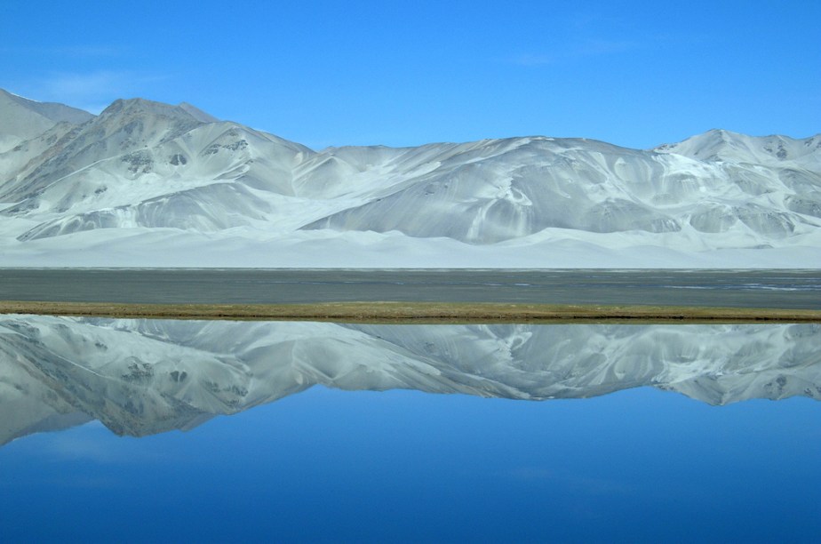 <strong>Karakoram Highway, Xiangjiang, China</strong> Uma das mais belas rodovias do planeta, a Karakoram Highway passa pelos territórios de Paquistão e China. <a href="https://www.booking.com/searchresults.pt-br.html?aid=332455&lang=pt-br&sid=eedbe6de09e709d664615ac6f1b39a5d&sb=1&src=index&src_elem=sb&error_url=https%3A%2F%2Fwww.booking.com%2Findex.pt-br.html%3Faid%3D332455%3Bsid%3Deedbe6de09e709d664615ac6f1b39a5d%3Bsb_price_type%3Dtotal%26%3B&ss=China&ssne=Ilhabela&ssne_untouched=Ilhabela&checkin_monthday=&checkin_month=&checkin_year=&checkout_monthday=&checkout_month=&checkout_year=&no_rooms=1&group_adults=2&group_children=0&from_sf=1&ss_raw=China+&ac_position=0&ac_langcode=xb&dest_id=44&dest_type=country&search_pageview_id=a5a173e6a6c40073&search_selected=true&search_pageview_id=a5a173e6a6c40073&ac_suggestion_list_length=5&ac_suggestion_theme_list_length=0" target="_blank" rel="noopener"><em>Busque hospedagens na China no Booking.com</em></a>