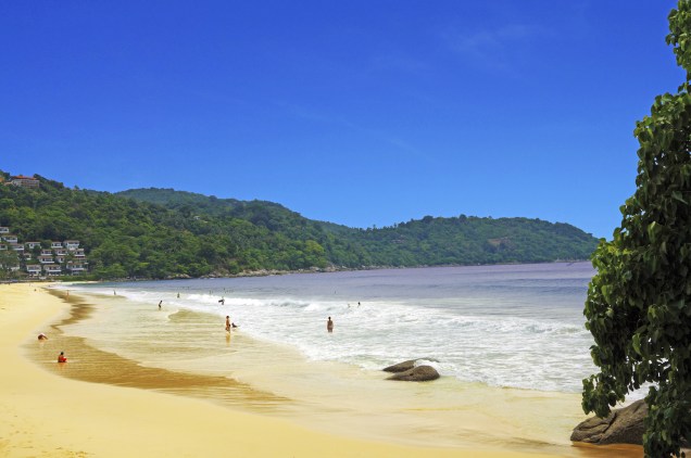 <strong>Kata Noi Beach, <a href="https://viajeaqui.abril.com.br/paises/tailandia" rel="Tailândia" target="_self">Tailândia</a></strong>A praia é bem estruturada para o comércio, com bares e restaurantes. O mar é ótimo para mergulhos e a areia é fina e branquíssima. A tranquilidade que paira sobre o local atrai casais<em><a href="https://www.booking.com/city/th/ban-kata.pt-br.html?aid=332455&label=viagemabril-praias-da-malasia-tailandia-indonesia-e-filipinas" rel="Veja preços de hotéis na Praia de Kata no Booking.com" target="_blank">Veja preços de hotéis na Praia de Kata no Booking.com</a></em>