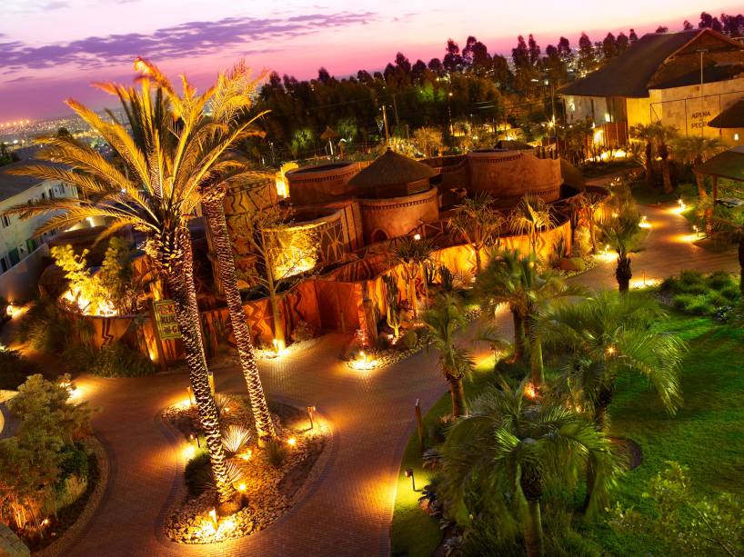 <a href="https://viajeaqui.abril.com.br/cidades/br-sp-campinas" rel="CAMPINAS (SP)" target="_blank"><strong>CAMPINAS (SP)</strong></a><br /> <br /> <a href="https://viajeaqui.abril.com.br/estabelecimentos/br-sp-campinas-hospedagem-royal-palm-resort" rel="Royal Palm Plaza" target="_blank"><strong>Royal Palm Plaza</strong></a> <br /> Distante a aproximadamente 100 quilômetros da capital paulista, o resort conta com uma enorme área de lazer, sete restaurantes e bares, cafeteria, adega, lojas, cinema e spa. Ufa! É atração que não acaba mais. E durante a Páscoa, as crianças vão soltar a voz no videokê, se divertir nas oficinas de bombons e de artes, fazer penteados no camarim, assistir ao espetáculo do grupo Marionetes do Guarujá e se deliciar com os ovos de chocolate que serão entregues pela coelhinha Fofa Flor. A diária por pessoa no apartamento Luxo Duplo, com pensão completa, custa desde R$ 867 (mín. 3 noites). Duas crianças de até 11 anos não pagam. <a href="https://viajeaqui.abril.com.br/cidades/br-sp-campinas" rel="CAMPINAS (SP)" target="_blank"><strong>CAMPINAS (SP)</strong></a><br /> <br /> <a href="https://viajeaqui.abril.com.br/estabelecimentos/br-sp-campinas-hospedagem-royal-palm-resort" rel="Royal Palm Plaza" target="_blank"><strong>Royal Palm Plaza</strong></a> <br /> Distante a aproximadamente 100 quilômetros da capital paulista, o resort conta com uma enorme área de lazer, sete restaurantes e bares, cafeteria, adega, lojas, cinema e spa. Ufa! É atração que não acaba mais. E durante a Páscoa, as crianças vão soltar a voz no videokê, se divertir nas oficinas de bombons e de artes, fazer penteados no camarim, assistir ao espetáculo do grupo Marionetes do Guarujá e se deliciar com os ovos de chocolate que serão entregues pela coelhinha Fofa Flor. A diária por pessoa no apartamento Luxo Duplo, com pensão completa, custa desde R$ 867 (mín. 3 noites). Duas crianças de até 11 anos não pagam.