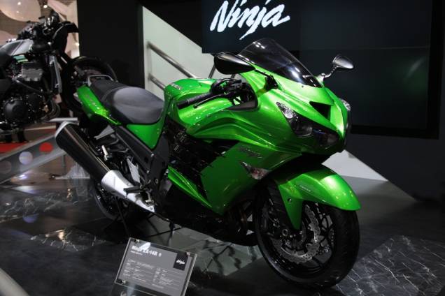 A Ninja ZX-14R é a mais nova geração da clássica linha da Kawasaki. Com motor quatro tempos de 16 válvulas e 1441 cc, ele substitui com honras a geração anterior A Ninja ZX-14R é a mais nova geração da clássica linha da Kawasaki. Com motor quatro tempos de 16 válvulas e 1441 cc, ele substitui com honras a geração anterior