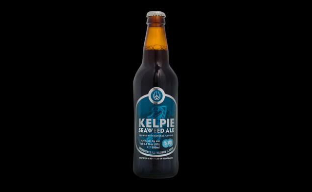 A <strong>Kelpie Seaweed Ale</strong> é escocesa, possui 4,4% de álcool e é fabricada pela cervejaria Williams Bros Brewing. As algas crescem em cultura orgânica da própria fábrica antes de entrar na mistura
