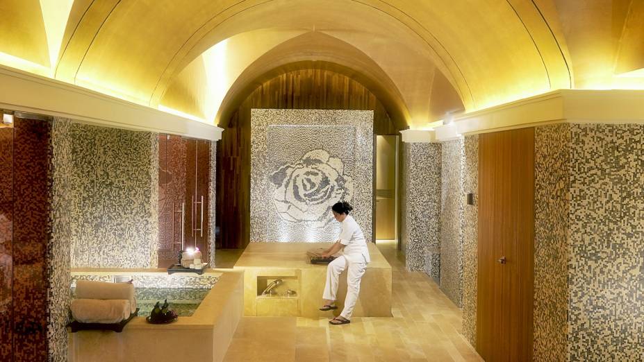 <a href="https://interpoint.com.br/" rel="INTERPOINT" target="_blank"><strong>INTERPOINT</strong></a><strong>O QUE ELA FAZ POR VOCÊ</strong>Leva para relaxar nas águas do <a href="https://viajeaqui.abril.com.br/cidades/israel-mar-morto" rel="Mar Morto" target="_blank">Mar Morto</a>.<strong>PACOTE</strong>Viagens a lazer são feitas para relaxar, mas hotéis com spas excepcionais elevam essa máxima a outro nível. Nestas quatro luxuosas noites na <a href="https://viajeaqui.abril.com.br/paises/jordania" rel="Jordânia" target="_blank">Jordânia</a>, metade delas é no <a href="https://www.kempinski.com/en/dead-sea/hotel-ishtar/" rel="Kempinski Ishtar" target="_blank">Kempinski Ishtar</a>, a 60 km de <a href="https://viajeaqui.abril.com.br/cidades/jordania-ama" rel="Amã" target="_blank">Amã</a>, que abriga o maior spa (foto) da região, com salas ao ar livre, tratamentos à base de lama e piscinas abastecidas pelo Mar Morto, localizado na frente do hotel. As outras duas noites são em cinco-estrelas de <a href="https://viajeaqui.abril.com.br/cidades/jordania-petra" rel="Petra" target="_blank">Petra</a> e incluem visita aos sítios arqueológicos. Desde US$ 3 428. <a href="https://interpoint.com.br/" rel="INTERPOINT" target="_blank"><strong>INTERPOINT</strong></a><strong>O QUE ELA FAZ POR VOCÊ</strong>Leva para relaxar nas águas do <a href="https://viajeaqui.abril.com.br/cidades/israel-mar-morto" rel="Mar Morto" target="_blank">Mar Morto</a>.<strong>PACOTE</strong>Viagens a lazer são feitas para relaxar, mas hotéis com spas excepcionais elevam essa máxima a outro nível. Nestas quatro luxuosas noites na <a href="https://viajeaqui.abril.com.br/paises/jordania" rel="Jordânia" target="_blank">Jordânia</a>, metade delas é no <a href="https://www.kempinski.com/en/dead-sea/hotel-ishtar/" rel="Kempinski Ishtar" target="_blank">Kempinski Ishtar</a>, a 60 km de <a href="https://viajeaqui.abril.com.br/cidades/jordania-ama" rel="Amã" target="_blank">Amã</a>, que abriga o maior spa (foto) da região, com salas ao ar livre, tratamentos à base de lama e piscinas abastecidas pelo Mar Morto, localizado na frente do hotel. As outras duas noites são em cinco-estrelas de <a href="https://viajeaqui.abril.com.br/cidades/jordania-petra" rel="Petra" target="_blank">Petra</a> e incluem visita aos sítios arqueológicos. Desde US$ 3 428.