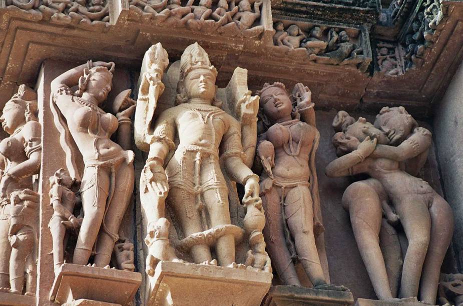 As paredes cobertas por imagens eróticas recupera uma época da Índia antes do país absorver as culturas islâmica e inglesa