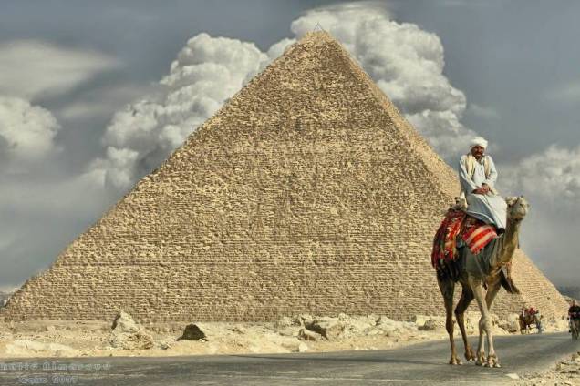Beduínos ficam de prontidão por toda a área do sítio arqueológico, à espera de turistas interessados em passear de camelo com as pirâmides ao fundo