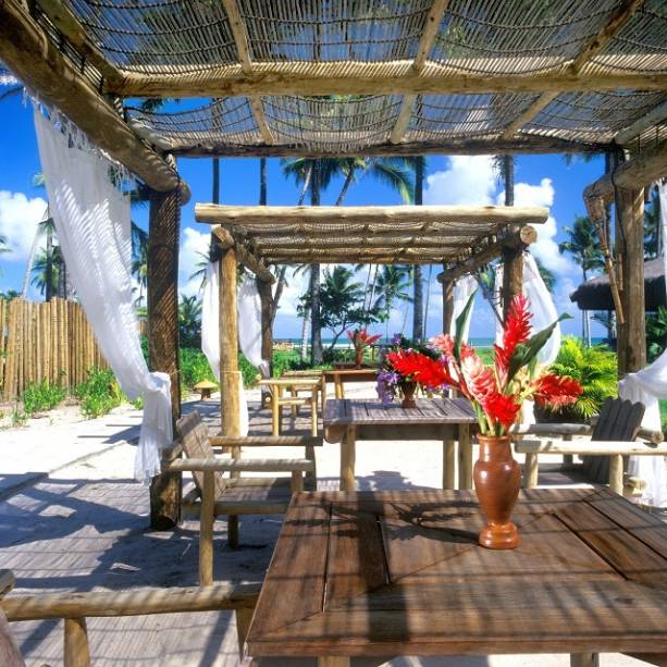 <a href="https://turnet.com.br" rel="TURNET" target="_blank"><strong>TURNET</strong></a> (11/3257-3111)<strong>O QUE ELA FAZ POR VOCÊ:</strong> Viaja para resorts top do Nordeste.<strong>PACOTES:</strong> Na linda<a href="https://viajeaqui.abril.com.br/cidades/br-ba-marau" rel=" Maraú" target="_blank"> Maraú</a>, península preservada do litoral baiano, não mais do que 23 bangalôs e suítes fazem do <a href="https://kiaroa.com.br" rel="Kiaroa" target="_blank">Kiaroa</a> um dos melhores small luxury resorts da costa brasileira. As quatro noites com aéreo até Ilhéus e transfers saem por R$ 3 319. Na <a href="https://viajeaqui.abril.com.br/cidades/br-ba-ilha-de-comandatuba" rel="Ilha de Comandatuba" target="_blank">Ilha de Comandatuba</a>, também na Bahia, só há um hotel, o <a href="https://transamerica.com.br" rel="Transamérica" target="_blank">Transamérica</a>, e, luxo dos luxos, o hóspede desembarca no aeroporto do resort. Quatro noites por lá, com meia-pensão e o aéreo direto, custam R$ 3 013. <a href="https://turnet.com.br" rel="TURNET" target="_blank"><strong>TURNET</strong></a> (11/3257-3111)<strong>O QUE ELA FAZ POR VOCÊ:</strong> Viaja para resorts top do Nordeste.<strong>PACOTES:</strong> Na linda<a href="https://viajeaqui.abril.com.br/cidades/br-ba-marau" rel=" Maraú" target="_blank"> Maraú</a>, península preservada do litoral baiano, não mais do que 23 bangalôs e suítes fazem do <a href="https://kiaroa.com.br" rel="Kiaroa" target="_blank">Kiaroa</a> um dos melhores small luxury resorts da costa brasileira. As quatro noites com aéreo até Ilhéus e transfers saem por R$ 3 319. Na <a href="https://viajeaqui.abril.com.br/cidades/br-ba-ilha-de-comandatuba" rel="Ilha de Comandatuba" target="_blank">Ilha de Comandatuba</a>, também na Bahia, só há um hotel, o <a href="https://transamerica.com.br" rel="Transamérica" target="_blank">Transamérica</a>, e, luxo dos luxos, o hóspede desembarca no aeroporto do resort. Quatro noites por lá, com meia-pensão e o aéreo direto, custam R$ 3 013.