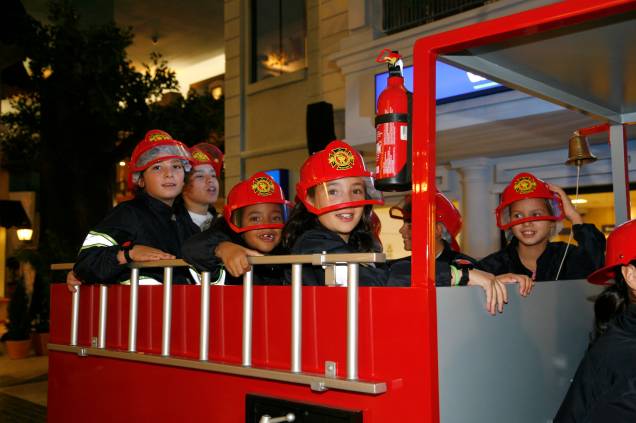 Brincando de bombeiros no Kidzania Lisboa Brincando de bombeiros no Kidzania Lisboa