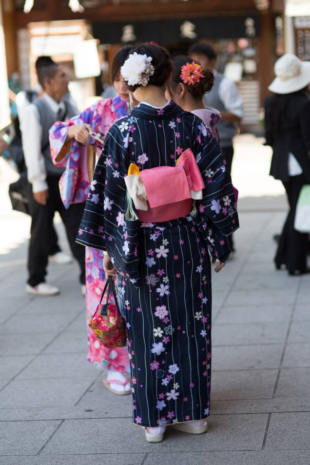 <strong>Japão: quimono</strong> Utilizado tanto por homens, quanto por mulheres e crianças, é uma espécie de "roupão" colorido, amarrado por um cinto, o obi. Para acompanhar, também é necessário usar as típicas sandálias de madeira, chamadas de geta. A roupa geralmente é utilizada em eventos muito formais e em festivais, casamentos e cerimônias de chá. Em japonês, a palavra "kimono" significa literalmente "coisa para vestir" <strong>Japão: quimono</strong> Utilizado tanto por homens, quanto por mulheres e crianças, é uma espécie de "roupão" colorido, amarrado por um cinto, o obi. Para acompanhar, também é necessário usar as típicas sandálias de madeira, chamadas de geta. A roupa geralmente é utilizada em eventos muito formais e em festivais, casamentos e cerimônias de chá. Em japonês, a palavra "kimono" significa literalmente "coisa para vestir"