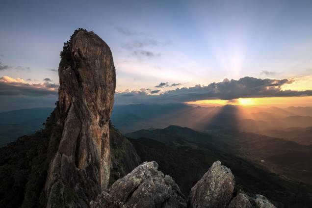 Pôr-do-sol visto da Pedra do Baú: escalada é indicada aos mais aventureiros