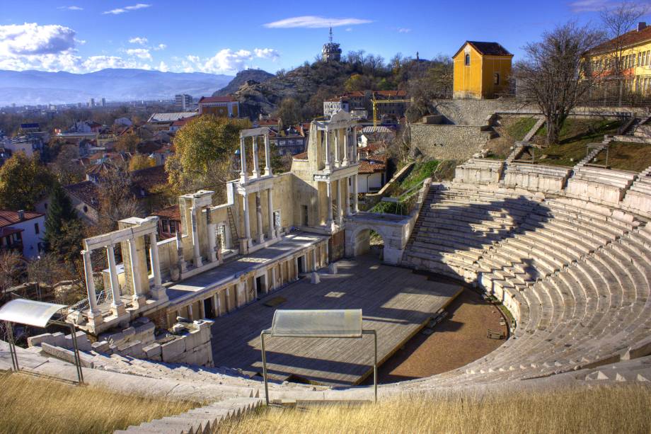 O Teatro Romano de Plovdiv está entre os mais belos e bem conservados da Europa. Sua construção data do século 2 e abriga apresentações de danças e concertos O Teatro Romano de Plovdiv está entre os mais belos e bem conservados da Europa. Sua construção data do século 2 e abriga apresentações de danças e concertos