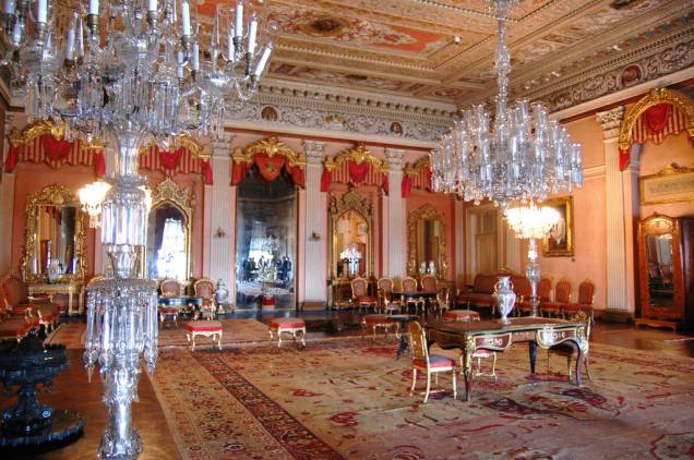 Ricamente decorado, o Palácio Dolmahce representa o fausto e decadência dos sultões otomanos