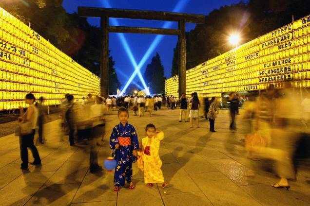 O verão é muito divertido no Japão, com vários festivais, como este no templo Sensoji de Tóquio