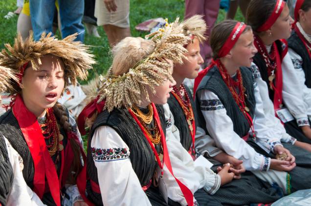 Um dos mais importantes feriados na <strong>Ucrânia</strong> é o <strong>Ivan Kupala</strong> (Ivan é João, em russo), celebrado no dia de <strong>São João</strong> (24 de junho). O festival é repleto de cerimônias e ritos pagãos, envolvendo fogo, água, fertilidade e purificação. As mulheres fazem guirlandas de flores e usam durante a festa. Ao final, se dirigem para um riacho e as colocam na água para ter uma visão de seu futuro amado. Os homens entram na água para pegar as guirlandas, na esperança de atrair a atenção de alguma donzela Um dos mais importantes feriados na <strong>Ucrânia</strong> é o <strong>Ivan Kupala</strong> (Ivan é João, em russo), celebrado no dia de <strong>São João</strong> (24 de junho). O festival é repleto de cerimônias e ritos pagãos, envolvendo fogo, água, fertilidade e purificação. As mulheres fazem guirlandas de flores e usam durante a festa. Ao final, se dirigem para um riacho e as colocam na água para ter uma visão de seu futuro amado. Os homens entram na água para pegar as guirlandas, na esperança de atrair a atenção de alguma donzela