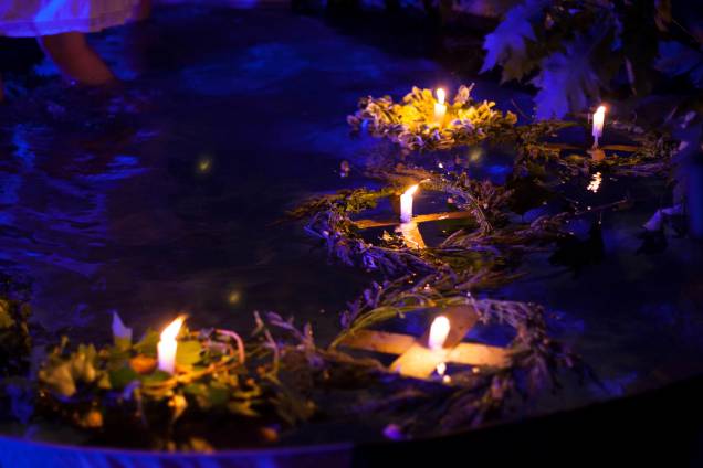 A <strong>Festa de São João</strong> em Belarus (<strong>Ivan Kupala</strong>) celebra o <strong>solstício de verão</strong> com rituais de fertilidade e purificação. As celebrações seguem com danças e cantos em volta da fogueira e podem levar a noite inteira. Tradicionalmente casais pulam as chamas de mãos dadas para testar seu comprometimento: se os pombinhos não conseguirem completar o salto, significa separação. Além disso, jovens garotas devem jogar coroas de flores, com velas, na água de um rio para trazer boa sorte no casamento. Garotos que tiverem interesse, tentam pegar o objeto de sua amada, como uma forma de declaração A <strong>Festa de São João</strong> em Belarus (<strong>Ivan Kupala</strong>) celebra o <strong>solstício de verão</strong> com rituais de fertilidade e purificação. As celebrações seguem com danças e cantos em volta da fogueira e podem levar a noite inteira. Tradicionalmente casais pulam as chamas de mãos dadas para testar seu comprometimento: se os pombinhos não conseguirem completar o salto, significa separação. Além disso, jovens garotas devem jogar coroas de flores, com velas, na água de um rio para trazer boa sorte no casamento. Garotos que tiverem interesse, tentam pegar o objeto de sua amada, como uma forma de declaração