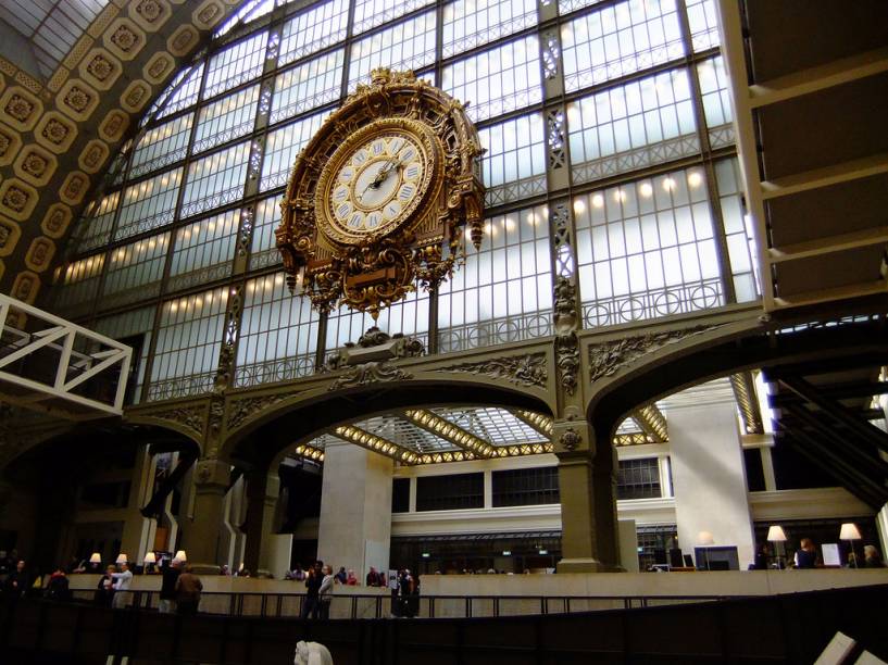 Localizada junto à margem do rio Sena, a estação ferroviária dOrsay foi transformada em museu na década de 1980. Hoje destaca-se por seus tesouros dos períodos impressionista e pós-impressionista, com obras de Monet, Manet, Degas e van Gogh, entre outros.