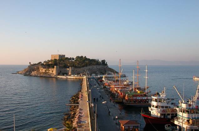 A marina de Kuşadası, point de barcos gregos A marina de Kuşadası, point de barcos gregos