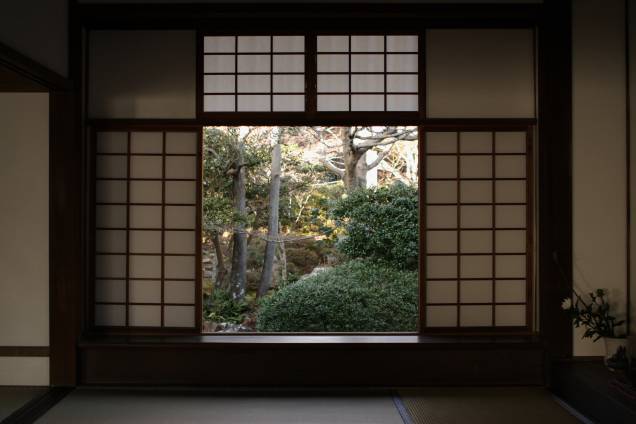 <strong>Templo Genkoan, <a href="http://viajeaqui.abril.com.br/cidades/japao-kyoto" rel="Kyoto" target="_blank">Kyoto</a>, <a href="http://viajeaqui.abril.com.br/paises/japao" rel="Japão" target="_blank">Japão</a></strong>                Os japoneses têm o histórico de mostrar sua profunda sabedoria em tudo. E, nesse templo, um par de janelas com a vista para um jardim demonstram duas formas diferentes de ver o mundo. Essa, a quadrada, é a  "janela da hesitação" porque seus cantos são obtusos e pontiagudos, representando uma visão mais dura                <!--[if !supportLineBreakNewLine]--><!--[endif]-->