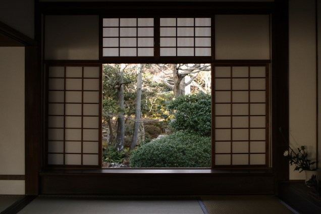 <strong>Templo Genkoan, <a href="https://viajeaqui.abril.com.br/cidades/japao-kyoto" rel="Kyoto" target="_blank">Kyoto</a>, <a href="https://viajeaqui.abril.com.br/paises/japao" rel="Japão" target="_blank">Japão</a></strong>                Os japoneses têm o histórico de mostrar sua profunda sabedoria em tudo. E, nesse templo, um par de janelas com a vista para um jardim demonstram duas formas diferentes de ver o mundo. Essa, a quadrada, é a  "janela da hesitação" porque seus cantos são obtusos e pontiagudos, representando uma visão mais dura                <!--[if !supportLineBreakNewLine]--><!--[endif]-->