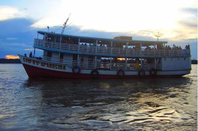 Embarcação fluvial é um meio de transporte largamente utilizado na região Norte do Brasil Embarcação fluvial é um meio de transporte largamente utilizado na região Norte do Brasil