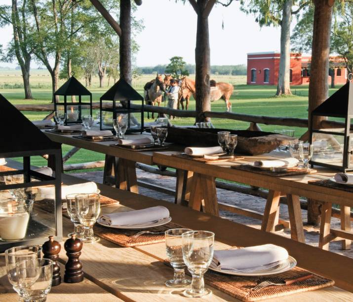 Mesa posta na estância La Bamba, em San Antonio de Areco