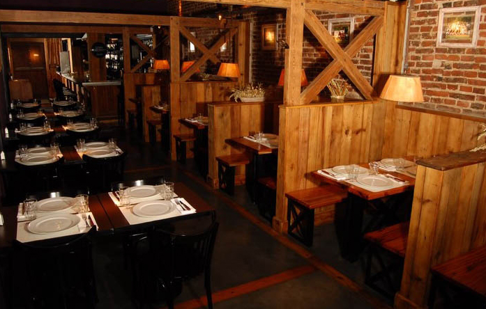 <a href="https://viajeaqui.abril.com.br/estabelecimentos/ar-buenos-aires-restaurante-la-caballeriza " rel="La Caballeriza" target="_blank"><strong>La Caballeriza</strong></a>A filial em Las Cañitas segue o padrão da rede, com decoração que remete a cocheiras de cavalos. O destaque é o asado de costillar (costela assada), cujo sabor é realçado pelo preparo da parrilla à lenha. Há também a parrilada de vegetais, com batata, batata doce, berinjela, tomate, champingnon, abóbora e pimentão e cebola.Site: www.lacaballeriza.comEndereço: Boulevard Chenaut, 1878, Las CañitasTelefone: +54 (11) 4773-4035 