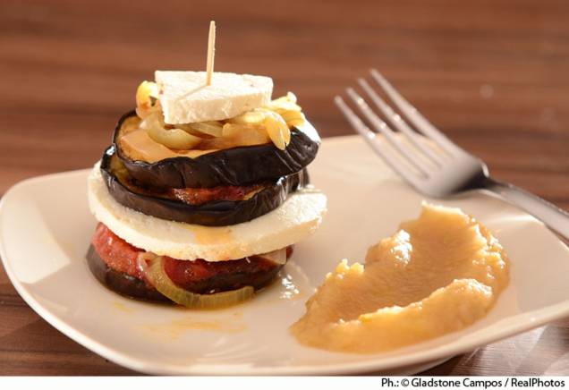 No menu do <strong>La Madrileña</strong>, tortilla de batata com cebola caramelizada e pimentão assado; tostada de jamón ibérico com salmorejo e ovo de codorna; montadito de berinjela e tomates assados, com cebola, queijo de cabra e purê de maçãs (foto); lula na sua tinta com arroz branco e, de sobremesa, tiramissù de frutas silvestres com barquinho de amêndoas.<br /><strong>Onde: </strong>Rua Cônego Eugênio Leite, 1127 - Pinheiros<br /><strong>Tel:</strong> (11) 3034-0344 <strong>Site:</strong> <a href="https://www.lamadrilenasp.com.br" rel="www.lamadrilenasp.com.br" target="_blank">www.lamadrilenasp.com.br</a> No menu do <strong>La Madrileña</strong>, tortilla de batata com cebola caramelizada e pimentão assado; tostada de jamón ibérico com salmorejo e ovo de codorna; montadito de berinjela e tomates assados, com cebola, queijo de cabra e purê de maçãs (foto); lula na sua tinta com arroz branco e, de sobremesa, tiramissù de frutas silvestres com barquinho de amêndoas.<br /><strong>Onde: </strong>Rua Cônego Eugênio Leite, 1127 - Pinheiros<br /><strong>Tel:</strong> (11) 3034-0344 <strong>Site:</strong> <a href="https://www.lamadrilenasp.com.br" rel="www.lamadrilenasp.com.br" target="_blank">www.lamadrilenasp.com.br</a>