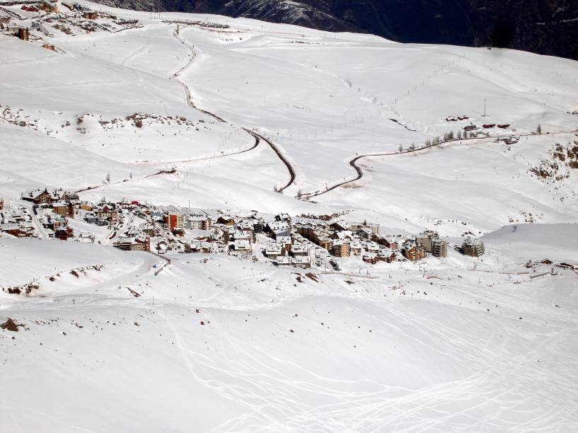 <strong>La Parva, <a href="https://viajeaqui.abril.com.br/paises/chile" rel="Chile" target="_blank">Chile</a></strong> O ponto alto desta estação – além dos 2.800 metros de altura – é a proximidade da capital chilena, <a href="https://viajeaqui.abril.com.br/cidades/chile-santiago" rel="Santiago" target="_blank">Santiago</a>, e de outros complexos, como <a href="https://viajeaqui.abril.com.br/cidades/chile-valle-nevado" rel="Valle Nevado" target="_blank">Valle Nevado</a>, El Colorado e Farellones. Com 38 quilômetros de área esquiável e 14 teleféricos, é ideal para economizar ou viajar em grupos de pessoas, já que o lugar não oferece hospedagens, somente apartamentos, bangalôs e casas. Além disso, é menos badalada e mais vazia para quem prefere tranquilidade <strong>La Parva, <a href="https://viajeaqui.abril.com.br/paises/chile" rel="Chile" target="_blank">Chile</a></strong> O ponto alto desta estação – além dos 2.800 metros de altura – é a proximidade da capital chilena, <a href="https://viajeaqui.abril.com.br/cidades/chile-santiago" rel="Santiago" target="_blank">Santiago</a>, e de outros complexos, como <a href="https://viajeaqui.abril.com.br/cidades/chile-valle-nevado" rel="Valle Nevado" target="_blank">Valle Nevado</a>, El Colorado e Farellones. Com 38 quilômetros de área esquiável e 14 teleféricos, é ideal para economizar ou viajar em grupos de pessoas, já que o lugar não oferece hospedagens, somente apartamentos, bangalôs e casas. Além disso, é menos badalada e mais vazia para quem prefere tranquilidade