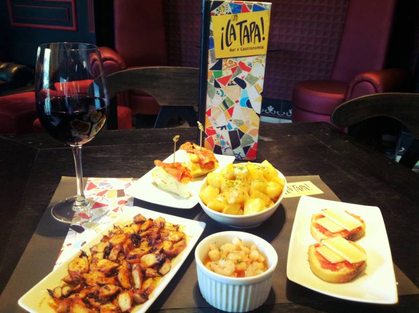 No bar <strong>La Tapa</strong> o menu é pão com tomate e queijo manchego, tortilla de batatas com chorizo, gambas al ajillo, batatas com queijo cabrales e pulpo à galega.<br /><strong>Onde:</strong> Rua Serra do Japi, 560 - Tatuapé<br /><strong>Tel:</strong> (11) 2227-1776 <strong>Site:</strong> <a href="https://www.latapa.com.br/" rel="www.latapa.com.br" target="_blank">www.latapa.com.br</a>