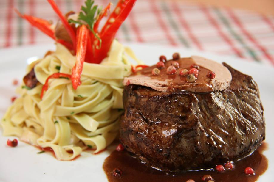 O prato principal do almoço do<strong> <a href="https://viajeaqui.abril.com.br/estabelecimentos/br-ba-salvador-restaurante-la-figa" rel="La Figa">La Figa</a></strong>, durante a <strong>Salvador Restaurant Week</strong>, é o Filet Taverna Paradiso - Patê foie gras, pimenta rosa e fettuccine O prato principal do almoço do<strong> <a href="https://viajeaqui.abril.com.br/estabelecimentos/br-ba-salvador-restaurante-la-figa" rel="La Figa">La Figa</a></strong>, durante a <strong>Salvador Restaurant Week</strong>, é o Filet Taverna Paradiso - Patê foie gras, pimenta rosa e fettuccine