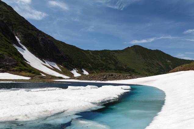 <strong>Lago Azul, Península de Kamchatka</strong>    Lagos cercados de gelo e com uma coloração azul de tirar o fôlego são bem comuns na <a href="http://viajeaqui.abril.com.br/paises/russia" rel="Rússia" target="_blank">Rússia</a> por causa do clima. Aqueles que ficam escondidos entre as costas de montanhas e em vulcões extintos também são bastante frequentes