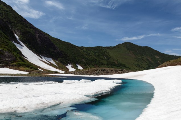 <strong>Lago Azul, Península de Kamchatka</strong>    Lagos cercados de gelo e com uma coloração azul de tirar o fôlego são bem comuns na <a href="https://viajeaqui.abril.com.br/paises/russia" rel="Rússia" target="_blank">Rússia</a> por causa do clima. Aqueles que ficam escondidos entre as costas de montanhas e em vulcões extintos também são bastante frequentes