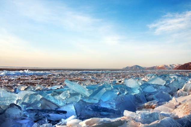 <strong>Lago Baikal, Sibéria</strong> As águas do Baikal são abundantes. O lago carrega em sua bagagem os títulos de o maior de água doce e o maior em questão de volume do mundo. Mas suas águas também são cheias de lendas e mitos. Isso porque o ele, além de ser o mais profundo do mundo, com 1600 metros de profundidade, ainda leva a alcunha de mais antigo do planeta – são cerca de 25 milhões de anos. Tudo isso não poderia ficar despercebido e, em 2008, o concurso que elegeu as Sete Maravilhas da <a href="https://viajeaqui.abril.com.br/paises/russia" rel="Rússia" target="_blank">Rússia</a>, consagrou o lugar como a atração mais bonita de todo o país <strong>Lago Baikal, Sibéria</strong> As águas do Baikal são abundantes. O lago carrega em sua bagagem os títulos de o maior de água doce e o maior em questão de volume do mundo. Mas suas águas também são cheias de lendas e mitos. Isso porque o ele, além de ser o mais profundo do mundo, com 1600 metros de profundidade, ainda leva a alcunha de mais antigo do planeta – são cerca de 25 milhões de anos. Tudo isso não poderia ficar despercebido e, em 2008, o concurso que elegeu as Sete Maravilhas da <a href="https://viajeaqui.abril.com.br/paises/russia" rel="Rússia" target="_blank">Rússia</a>, consagrou o lugar como a atração mais bonita de todo o país