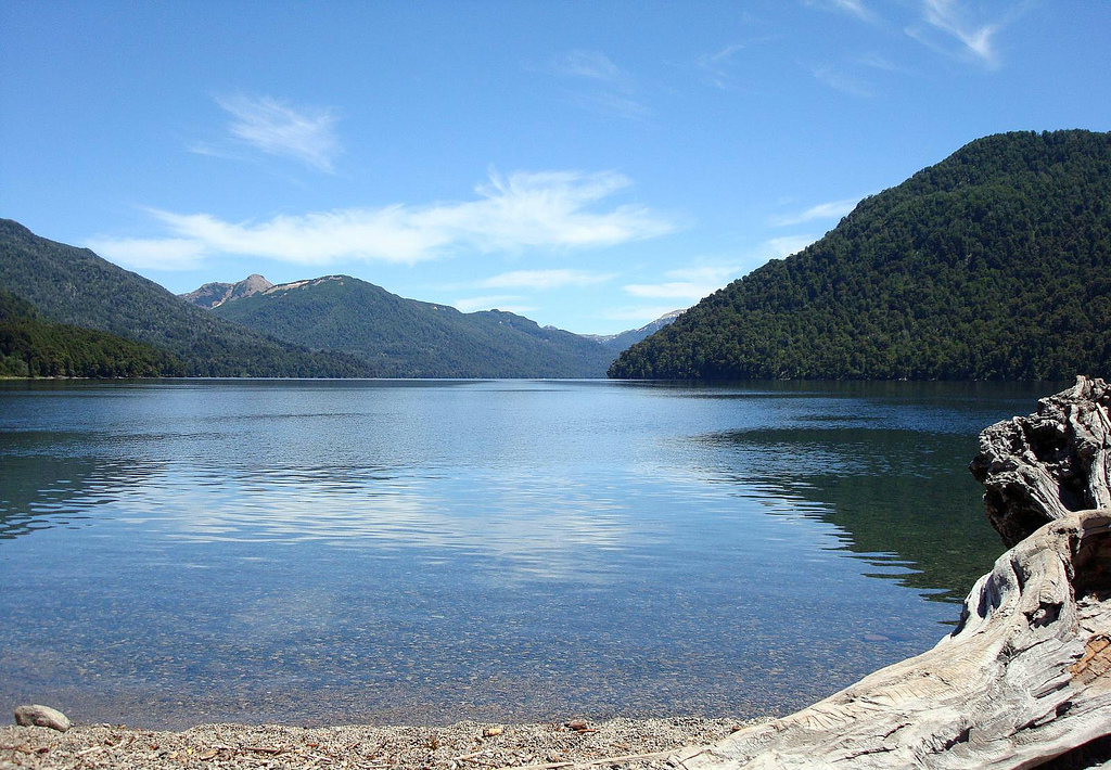 Lago Hermoso - Ruta de los Siete Lagos - Argentina - Wikimedia Commons - scolussi