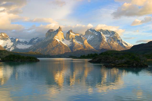 Dentro do complexo do <a href="https://viajeaqui.abril.com.br/cidades/chile-torres-del-paine" rel="Parque Torres del Paine" target="_blank">Parque Torres del Paine</a>, no <a href="https://viajeaqui.abril.com.br/paises/chile" rel="Chile" target="_blank">Chile</a>, é possível se deparar com a paisagem cênica do <strong>Lago Pehoe</strong>. Com uma superfície de aproximadamente 22 km², ele também dá o nome a uma pousada simples e charmosa em suas margens Dentro do complexo do <a href="https://viajeaqui.abril.com.br/cidades/chile-torres-del-paine" rel="Parque Torres del Paine" target="_blank">Parque Torres del Paine</a>, no <a href="https://viajeaqui.abril.com.br/paises/chile" rel="Chile" target="_blank">Chile</a>, é possível se deparar com a paisagem cênica do <strong>Lago Pehoe</strong>. Com uma superfície de aproximadamente 22 km², ele também dá o nome a uma pousada simples e charmosa em suas margens