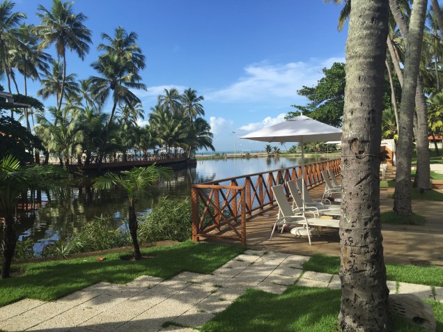 Lagoa e ponte do Jatiúca Resort, em Maceió, Alagoas<a href="https://www.booking.com/hotel/br/jatiuca-resort-flat.html?aid=332455&label=viagemabril-guiaquatrorodas" target="_blank"><em>Booking.com: veja os preços deste resort e faça sua reserva</em></a>