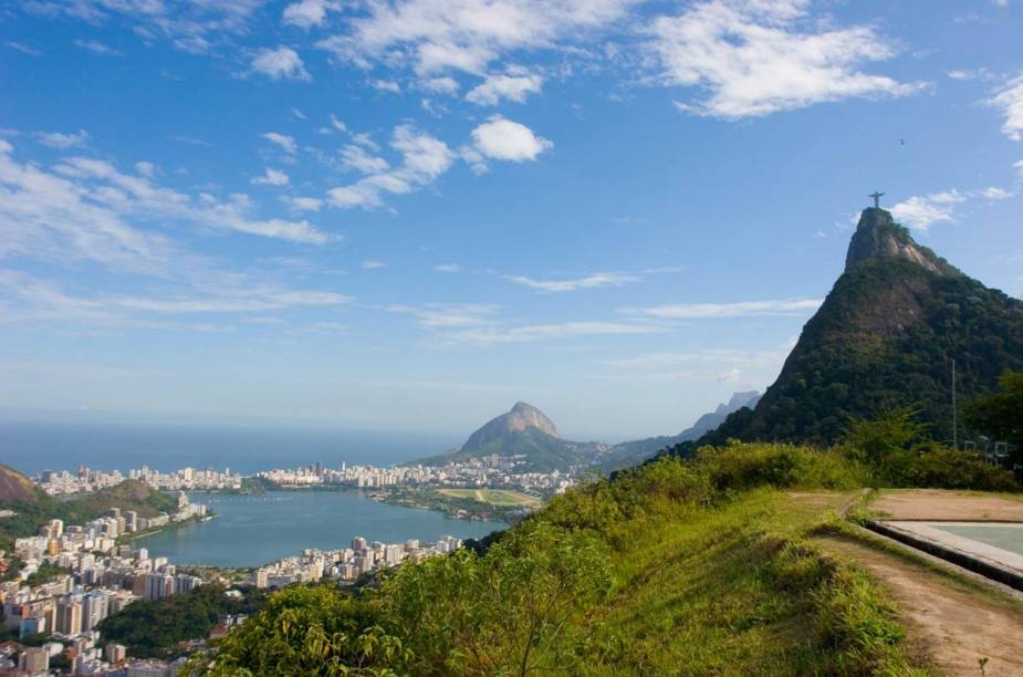 Lagoa Rodrigo de Freitas e, a direita, o Morro do Corcovado com o Cristo Redentor