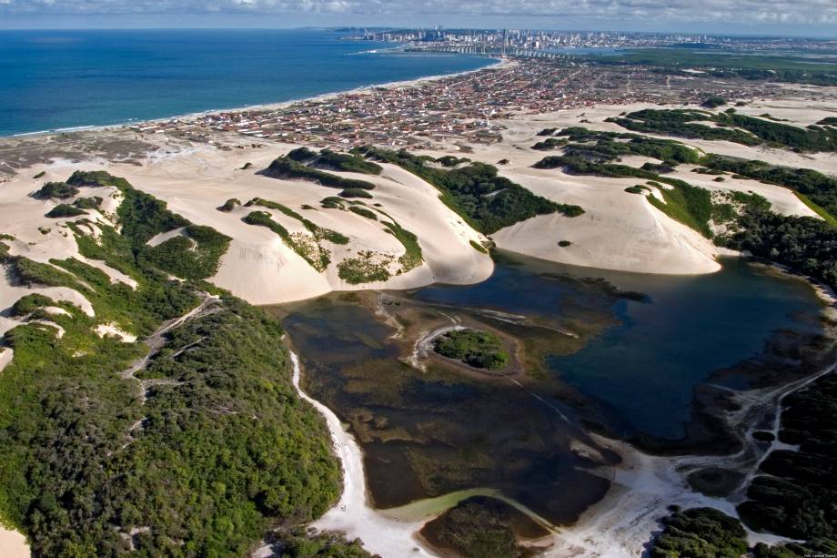 <strong>Genipabu</strong><br /> <br /> Localizada a 24 quilômetros do centro de <a href="http://viajeaqui.abril.com.br/cidades/br-rn-natal" rel="Natal" target="_blank">Natal</a>, Genipabu é um dos passeios imperdíveis para que visita a capital potiguar. Bugues sobem e descem as dunas em alta velocidade – ou mais tranquilo, se você preferir com menos emoção - e chegam à lagoa (foto)