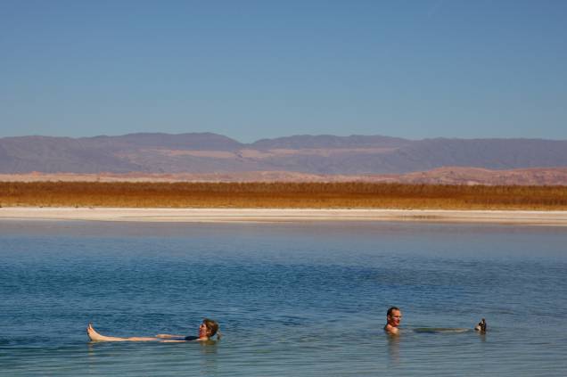 A salgada Laguna Cejar fica ao sul de San Pedro de Atacama. Sua água de alta salinidade faz com que quem mergulhe nela não afunde
