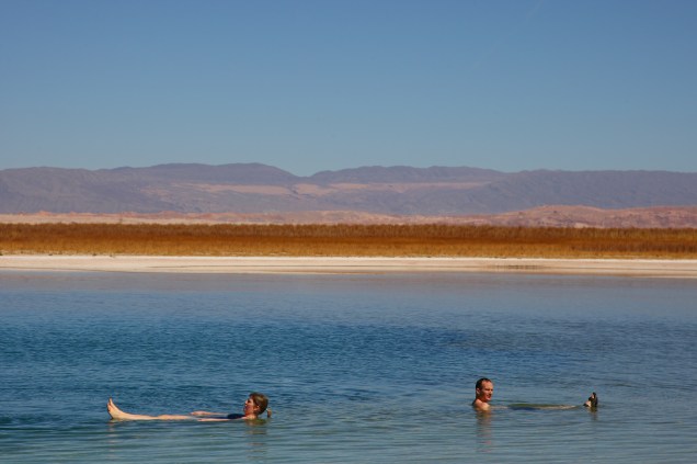 A salgada Laguna Cejar fica ao sul de San Pedro de Atacama - e faz com que quem mergulhe nela não afunde