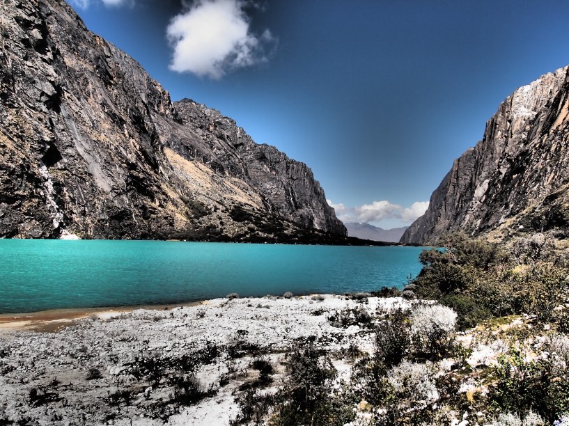 Águas de tom azul turquesa e cercada por montanhas formam um cenário que mais parece tirado da região da <a href="https://viajeaqui.abril.com.br/cidades/ar-patagonia" target="_blank">Patagônica</a> do que das tradicionais paisagens peruanas. Localizada na Cordilheira Branca, a 3800 metros de altura, a laguna fica na rota de turistas aventureiros que passam pela região em busca de caminhadas, escaladas e outros esportes que exigem um grande preparo físico. No entanto, ela também é frequentemente buscada por casais que desejam fotografar o belo cenário local