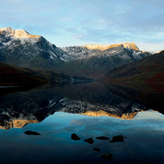 O parque nacional Snowdonia, no País de Gales, é um dos mais belos de todo o Reino Unido. Caminhadas por entre picos nevados e lagos, como este, o Lake Ogwen, são garantia de caminhadas inesquecíveis