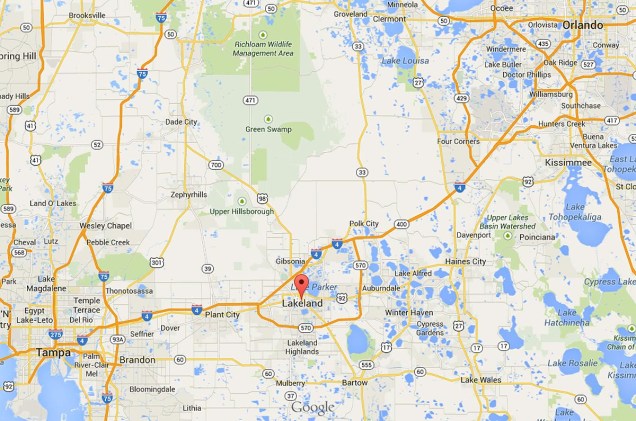 A cidade de Lakeland fica exatamente entre as cidades de Tampa e Orlando, na Flórida; <a href="https://www.google.com/maps/place/Frances+Langford+Promenade,+Lakeland,+FL+33801,+USA/@28.2661908,-81.9257468,10z/data=!4m2!3m1!1s0x88dd3f4b1c508789:0x2ac124fbb69636cc?hl=en" rel="clique aqui para ver o mapa no Google Maps" target="_blank">clique aqui para ver o mapa no Google Maps</a>