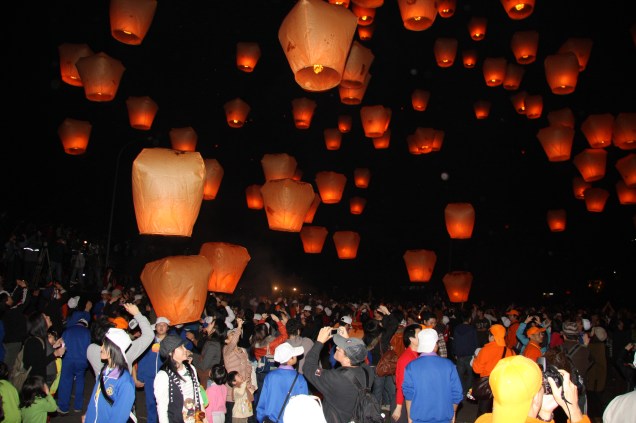 <strong>Yuanxiao – Festival das Lanternas <a href="https://viajeaqui.abril.com.br/paises/china" rel="– China e Taiwan" target="_blank">– China e Taiwan</a></strong> O dia do festival é dedicado ao Mensageiro do Céu, que adora objetos brilhantes e alegres. Por isso, centenas de lanternas coloridas de diferentes formas e tamanhos são penduradas nas ruas para a apreciação de todos. Também é tradição comer um bolinho grudento de arroz com recheio de feijão doce, manteiga de amendoim ou pasta de gergelim <strong>Yuanxiao – Festival das Lanternas <a href="https://viajeaqui.abril.com.br/paises/china" rel="– China e Taiwan" target="_blank">– China e Taiwan</a></strong> O dia do festival é dedicado ao Mensageiro do Céu, que adora objetos brilhantes e alegres. Por isso, centenas de lanternas coloridas de diferentes formas e tamanhos são penduradas nas ruas para a apreciação de todos. Também é tradição comer um bolinho grudento de arroz com recheio de feijão doce, manteiga de amendoim ou pasta de gergelim
