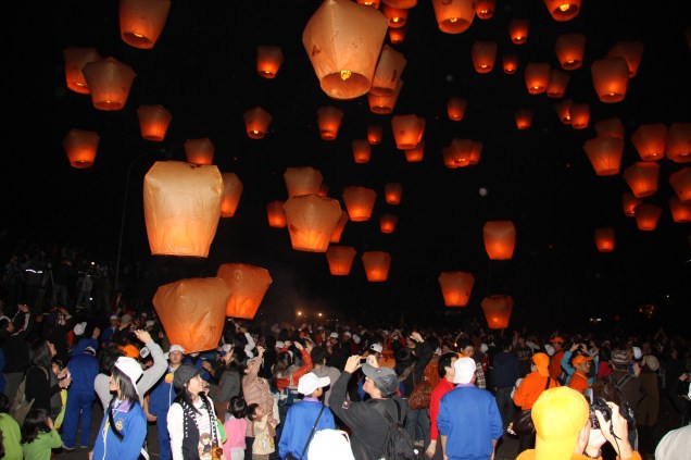 <strong>Yuanxiao – Festival das Lanternas <a href="https://viajeaqui.abril.com.br/paises/china" rel="– China e Taiwan" target="_blank">– China e Taiwan</a></strong>        O dia do festival é dedicado ao Mensageiro do Céu, que adora objetos brilhantes e alegres. Por isso, centenas de lanternas coloridas de diferentes formas e tamanhos são penduradas nas ruas para a apreciação de todos. Também é tradição comer um bolinho grudento de arroz com recheio de feijão doce, manteiga de amendoim ou pasta de gergelim