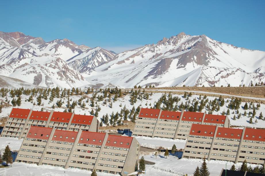 <strong><a href="https://viajeaqui.abril.com.br/cidades/ar-las-lenas" rel="Las Leñas" target="_blank">Las Leñas</a>, <a href="https://viajeaqui.abril.com.br/paises/argentina" rel="Argentina" target="_blank">Argentina</a></strong> Os prédios inclinados são as marcas registradas de Las Leñas. O complexo é um dos melhores de toda a <a href="https://viajeaqui.abril.com.br/continentes/america-do-sul" rel="América do Sul" target="_blank">América do Sul</a>, com uma infraestrutura de qualidade. Além das 29 pistas e 65 quilômetros esquiáveis, oferece luz artificial para a prática do esqui e snowboard noturnos <strong><a href="https://viajeaqui.abril.com.br/cidades/ar-las-lenas" rel="Las Leñas" target="_blank">Las Leñas</a>, <a href="https://viajeaqui.abril.com.br/paises/argentina" rel="Argentina" target="_blank">Argentina</a></strong> Os prédios inclinados são as marcas registradas de Las Leñas. O complexo é um dos melhores de toda a <a href="https://viajeaqui.abril.com.br/continentes/america-do-sul" rel="América do Sul" target="_blank">América do Sul</a>, com uma infraestrutura de qualidade. Além das 29 pistas e 65 quilômetros esquiáveis, oferece luz artificial para a prática do esqui e snowboard noturnos