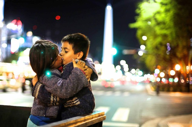 Entre uma brincadeira e outra, Eric e Dana se beijam na Avenida 9 de Julho, em Buenos Aires, Argentina