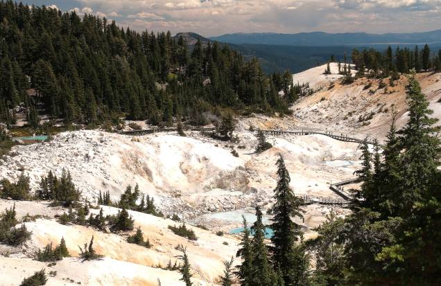 <strong>4. Lassen Volcanic National Park, na Califórnia</strong> É um dos parques surpreendentemente menos visitados do Estado – o que não deixa de ser uma injustiça. Com vulcões ativos e lindas nascentes de água quente, o lugar é uma ótima pedida para viajantes mais curiosos e que não dispensam a chance contar uma boa história. <strong>4. Lassen Volcanic National Park, na Califórnia</strong> É um dos parques surpreendentemente menos visitados do Estado – o que não deixa de ser uma injustiça. Com vulcões ativos e lindas nascentes de água quente, o lugar é uma ótima pedida para viajantes mais curiosos e que não dispensam a chance contar uma boa história.